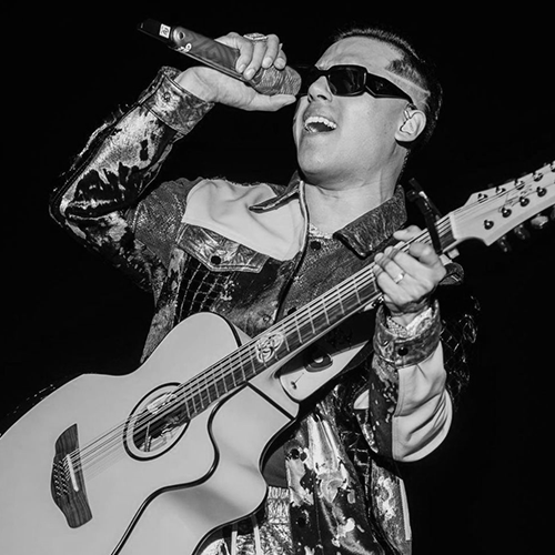 Joaquín Ruiz Electrifies the Stage in Neon and Leather by Exclusivos Baez