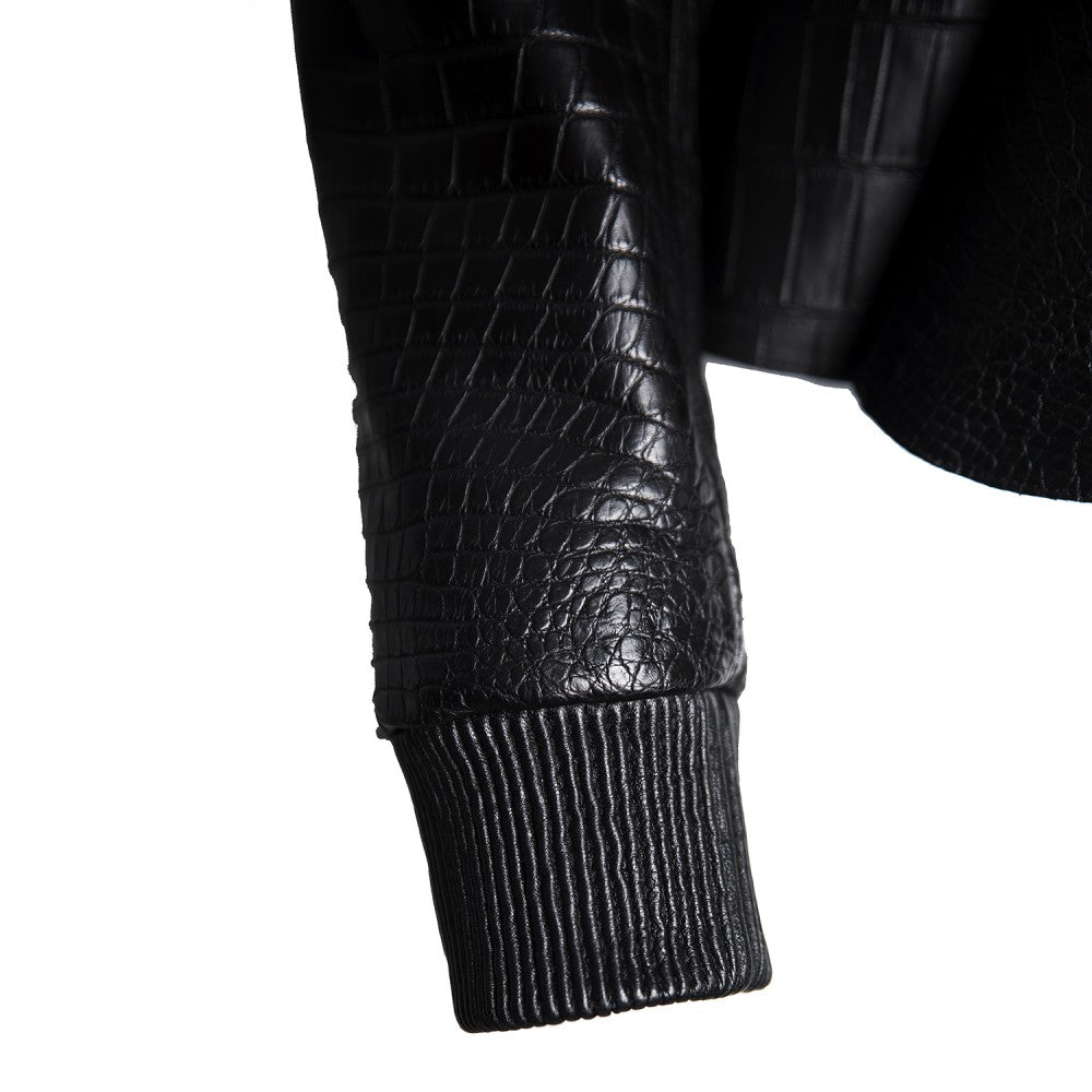 Chaqueta de piel de cocodrilo negra con cuello elástico