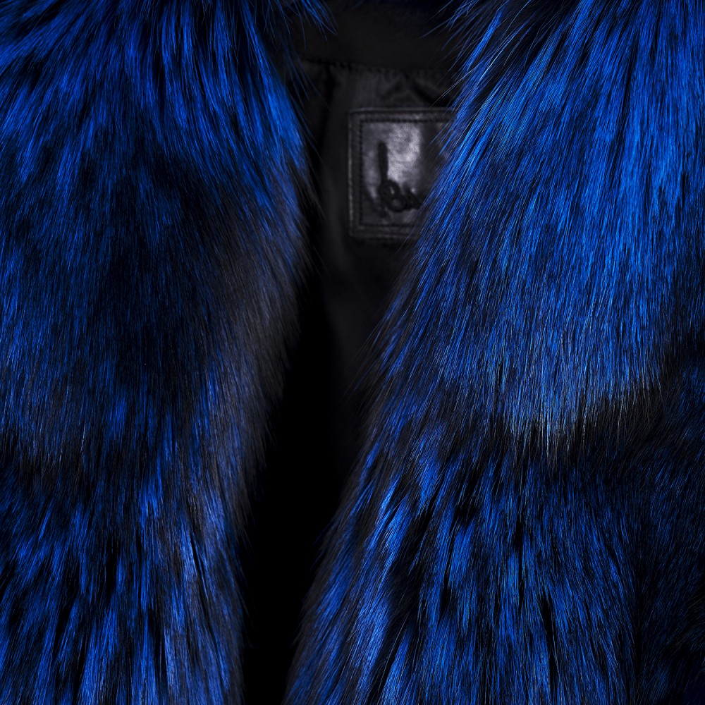 Chaleco de piel de zorro con correas de cuero